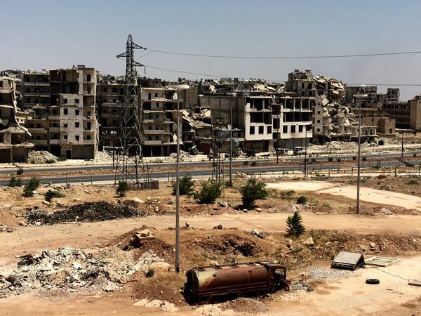 Разрушенные здания в районе Рамусе на юге города Алеппо в Сирии