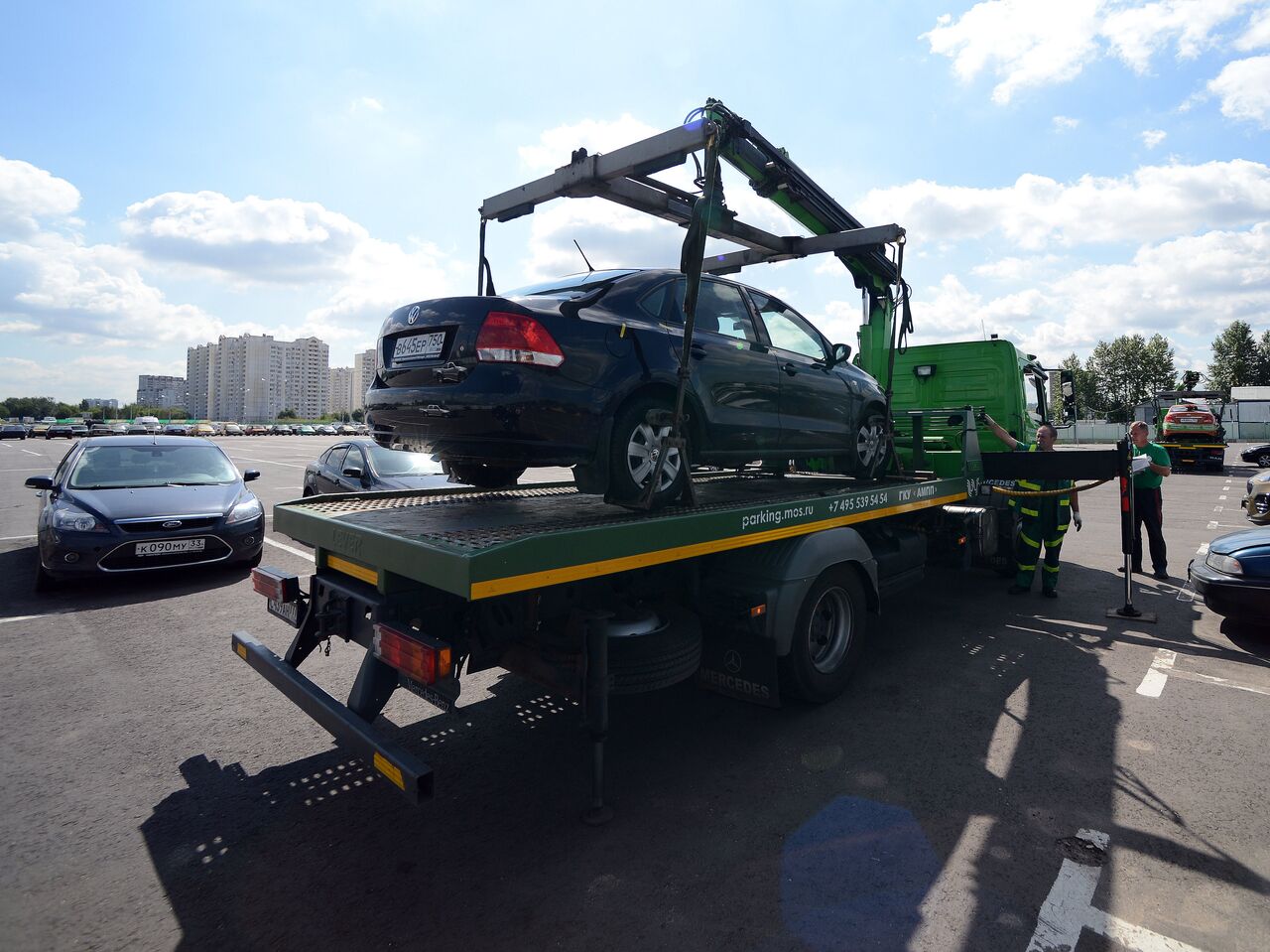 Подозрительное авто в Люберцах увезли на эвакуаторе - РИА Новости,  07.10.2023