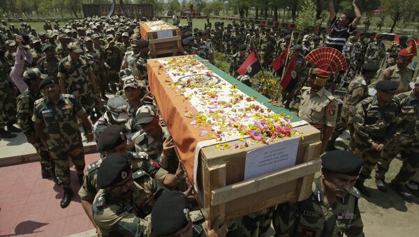 Похороны погибших в столкновении с боевиками в Кашмире индийских пограничников. 9 августа 2016