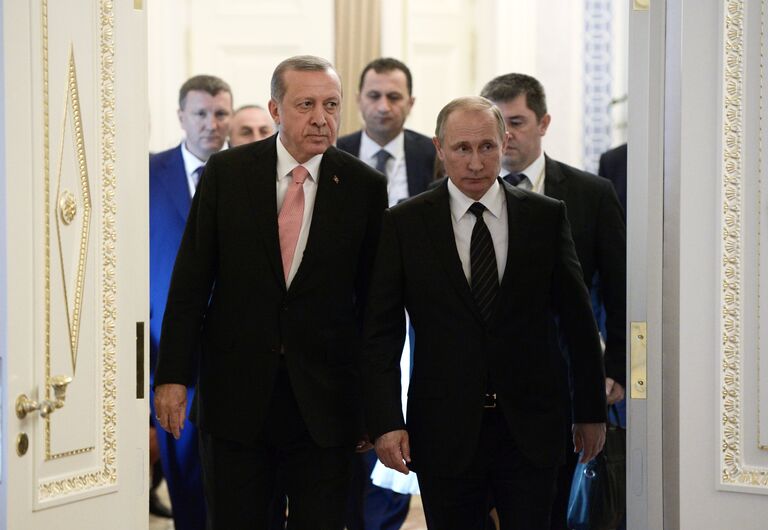 Президент России Владимир Путин и президент Турции Реджеп Тайип Эрдоган перед началом российско-турецких переговоров в Константиновском дворце