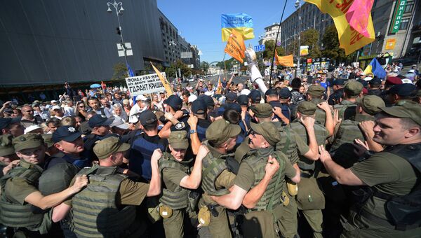 Сотрудники правоохранительных органов и военнослужащие внутренних войск вытесняют обманутых вкладчиков, перекрывших Крещатик в Киеве