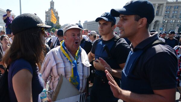 Сотрудники правоохранительных органов вытесняют обманутых вкладчиков, перекрывших Крещатик в Киеве