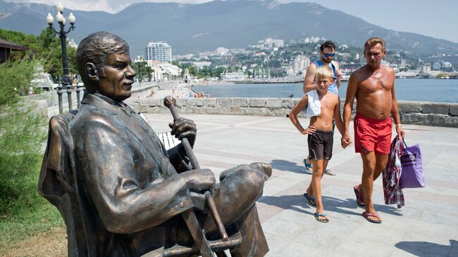 Памятник Народному артисту СССР Михаилу Пуговкину на набережной Ялты