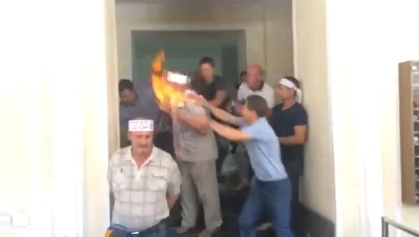 Голодающий шахтер поджег себя в здании Минэнерго Украины. Кадры инцидента