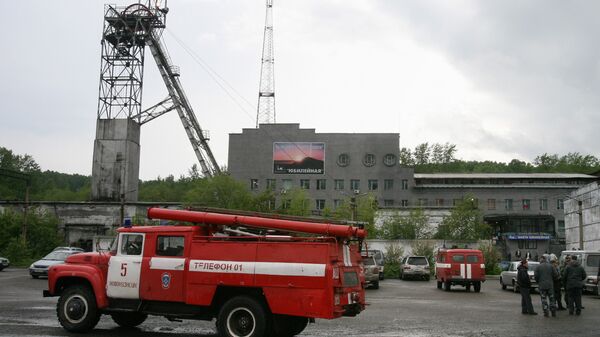 Пожарная машина у шахты Юбилейная в Кузбассе