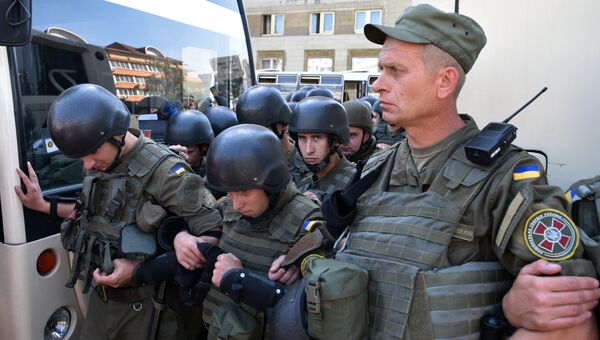 Военнослужащие внутренних войск Украины возле Оболонского суда в Киеве, который рассматривает дело участников батальона Торнадо