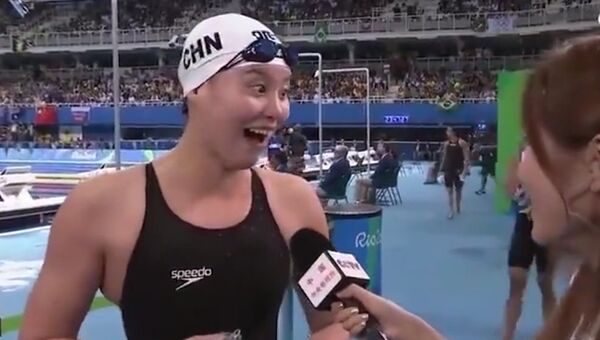 Китайская пловчиха обрадовалась неожиданному результату