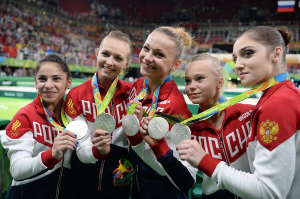 Спортсменки сборной России, завоевавшие серебряные медали в командном многоборье среди женщин на соревнованиях по спортивной гимнастике на XXXI летних Олимпийских играх