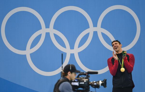 Майкл Фелпс (США), завоевавший золотую медаль на соревнованиях по плаванию на дистанции 200 м баттерфляем среди мужчин на XXXI летних Олимпийских играх