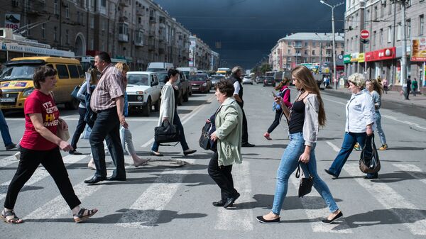 Прохожие идут по пешеходному переходу на улице Карла Маркса в Омске. Архивное фото