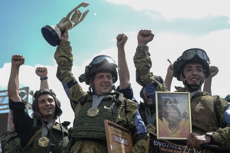 Военнослужащие армии России, занявшие первое место в соревновании подразделений инженерных войск Инженерная формула