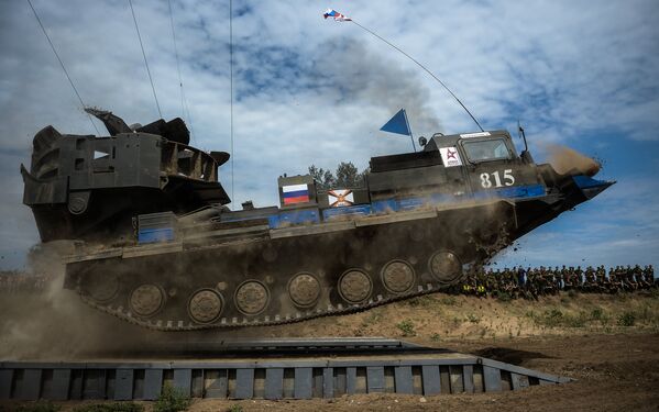 Экипаж машины для отрывки котлована МДК-3 армии России во время соревнований подразделений инженерных войск Инженерная формула