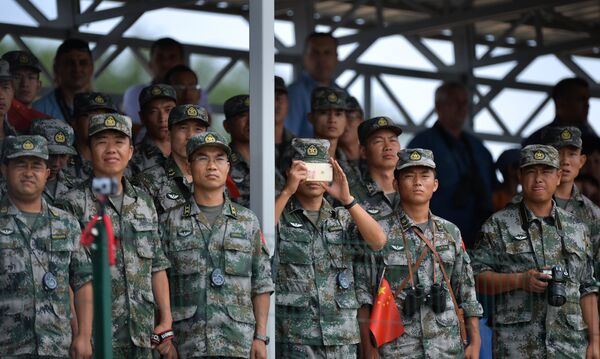 Военнослужащие армии КНР наблюдают за соревнованиями подразделений инженерных войск Инженерная формула
