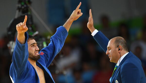 Дзюдоист Хасан Халмурзаев радуется победе в финальном поединке на XXXI летних Олимпийских играх