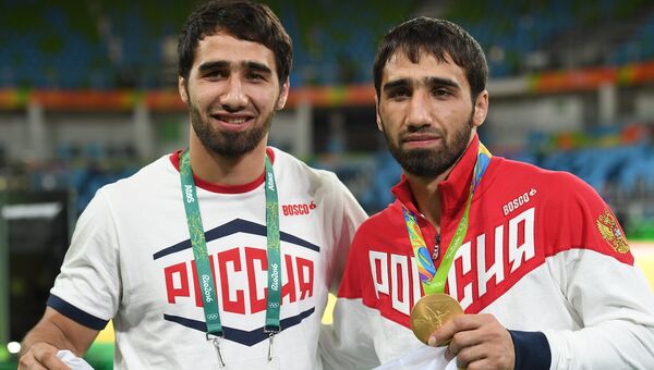 Справа налево: Хасан Халмурзаев (Россия), завоевавший золотую медаль мужского турнира по дзюдо в весовой категории до 81 кг на XXXI летних Олимпийских играх, с братом Хусеном Халмурзаевым