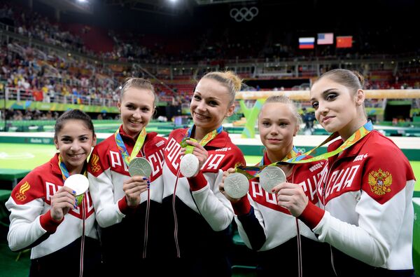 Российские гимнастки Седа Тутхалян, Дарья Спиридонова, Мария Пасека, Ангелина Мельникова и Алия Мустафина, завоевавшие серебряные медали на XXXI летних Олимпийских играх