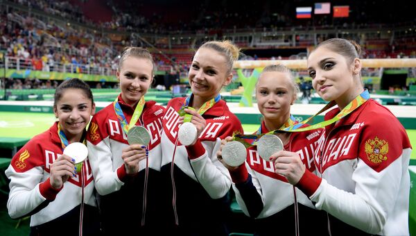 Российские гимнастки Седа Тутхалян, Дарья Спиридонова, Мария Пасека, Ангелина Мельникова и Алия Мустафина, завоевавшие серебряные медали на XXXI летних Олимпийских играх