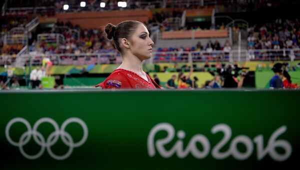 Алия Мустафина (Россия) во время соревнований по спортивной гимнастике в командном многоборье среди женщин на XXXI летних Олимпийских играх