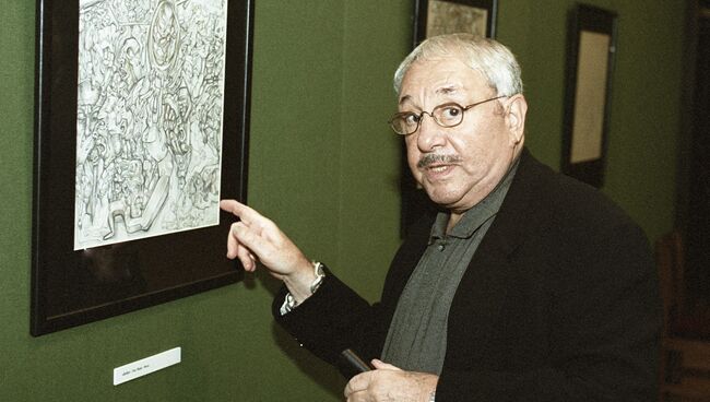 Скульптор и график Эрнст Неизвестный на выставке своих работ в Третьяковской галерее в Москве. 1999 год