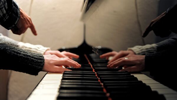 Урок игры на фортепиано. Архивное фото