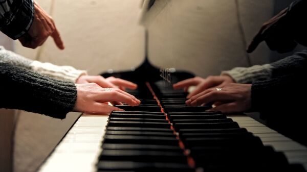 Урок игры на фортепиано. Архивное фото
