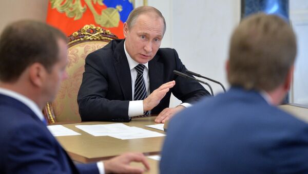 Президент РФ Владимир Путин проводит в Кремле совещание с членами правительства РФ. 10 августа 2016