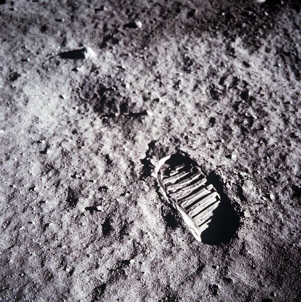 След одного из первых шагов сделанных астронавтами Аполлона-11 на Луне