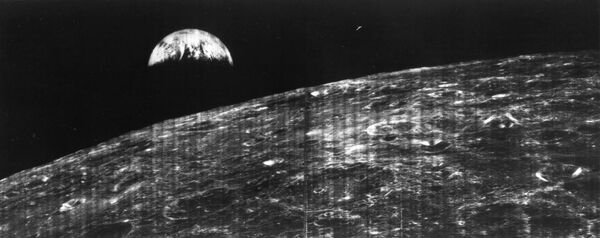 Первый снимок поверхности Луны сделанный космический аппаратом Lunar Orbiter 1. 1966 год