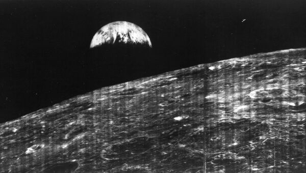 Первый снимок поверхности Луны сделанный космический аппаратом Lunar Orbiter 1. 1966 год
