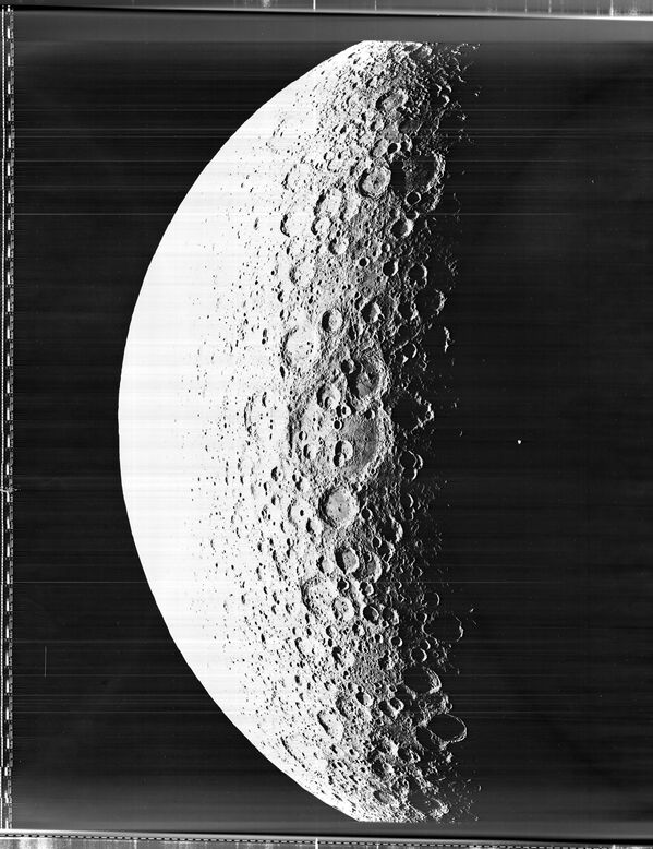 Снимок поверхности Луны сделанный космический аппаратом Lunar Orbiter 5