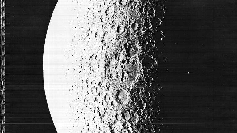 Снимок поверхности Луны сделанный космический аппаратом Lunar Orbiter 5