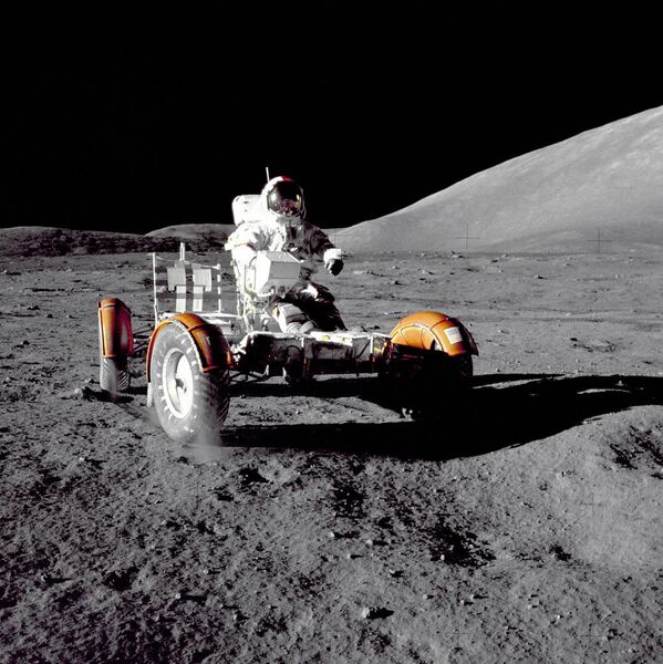 Американский астронавт Юджин Сернан на лунном автомобиле