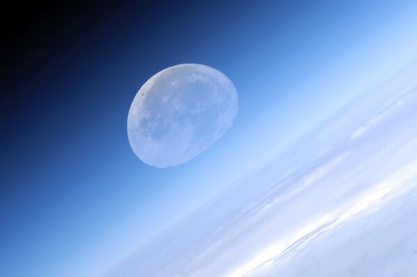 Фотография Луны сделанная российским космонавтом Федором Юрчихиным
