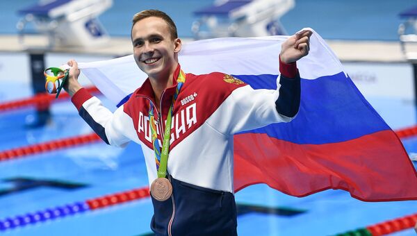 Антон Чупков (Россия), завоевавший бронзовую медаль в плавании на 200 м брассом, на церемонии награждения XXXI летних Олимпийских игр