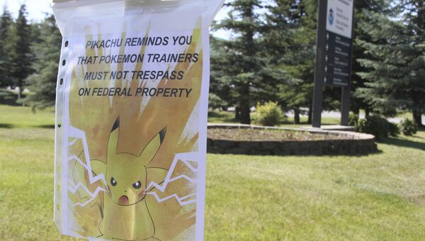 Плакат, предупреждающий о запрете игры в Pokemon Go на территории, находящейся в федеральной собственности. Архивное фото