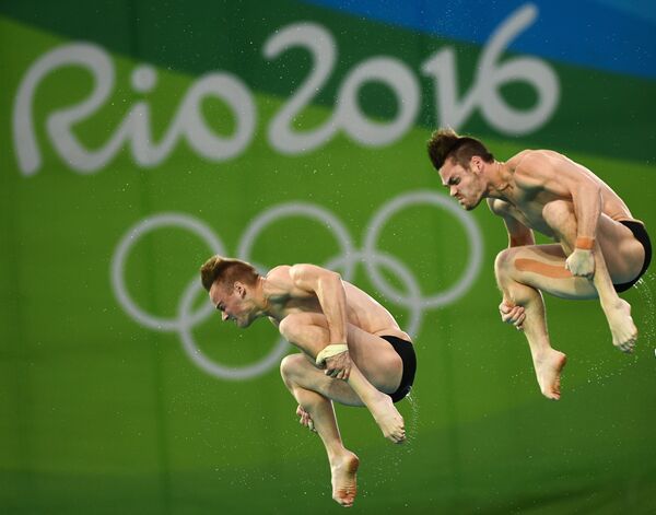 Давид Будайя и Стил Джонсон (США) во время финальных соревнований по синхронным прыжкам