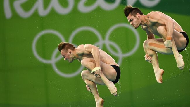 Давид Будайя и Стил Джонсон (США) во время финальных соревнований по синхронным прыжкам