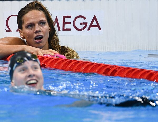 Юлия Ефимова после финального заплыва на 100 м брассом во время соревнований по плаванию