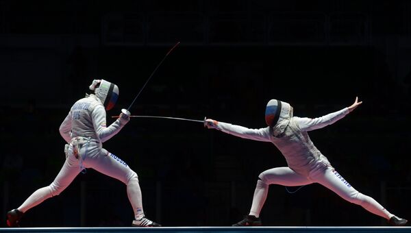Рапиристки Аида Шанаева и Инна Дериглазова во время соревнований по фехтованию на рапирах на XXXI летних Олимпийских играх
