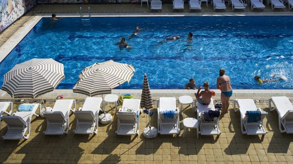 Отдыхающие у бассейна в отеле в Бахчисарайском районе Крыма . Архивное фото