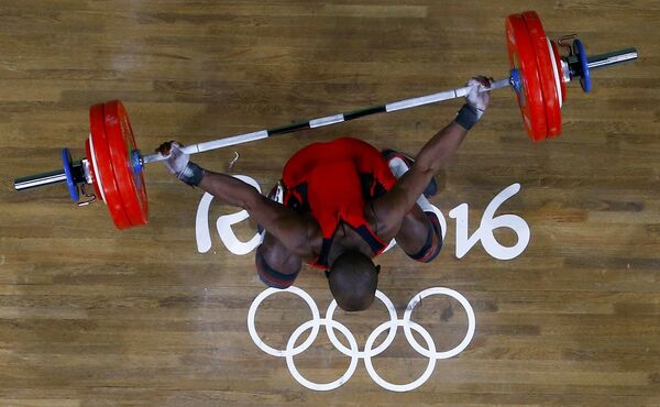 Спортсмен Эдвин Москера во время соревнований по тяжелой атлетики на летних Олимпийских играх в Рио-де-Жанейро