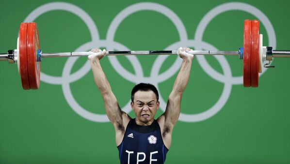 Спортсмен Тан Чи-Чун из Тайваня во время соревнований по тяжелой атлетике на летних Олимпийских играх в Рио-де-Жанейро