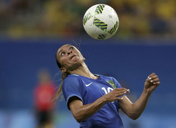 Игрок женской бразильской сборной по футболу во время матча с ЮАР на летних Олимпийских играх в Рио-де-Жанейро