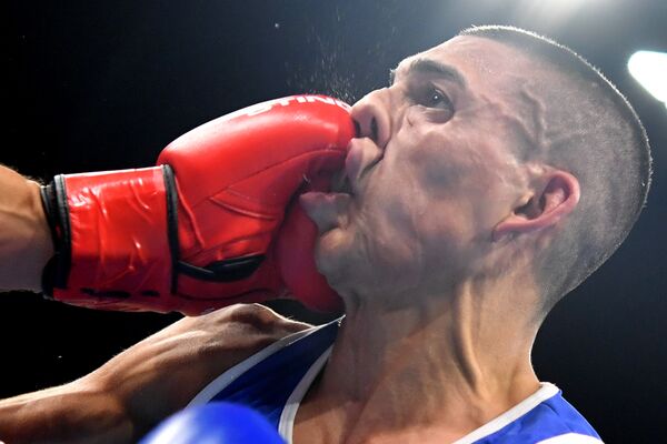 Французский боксер Софьян Умиа наносит удар спортсмену из Гондураса во время матча на Олимпийских играх в Рио-де-Жанейро