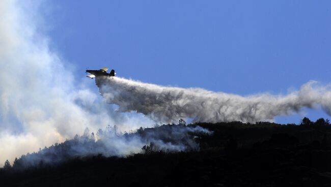 Тушение пожаров с помощью авиации в Галисии, Испания. Архивное фото