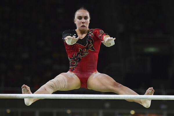 Спортсменка из Германии в отборочном туре по гимнастике на Олимпийских играх в Рио-де-Жанейро