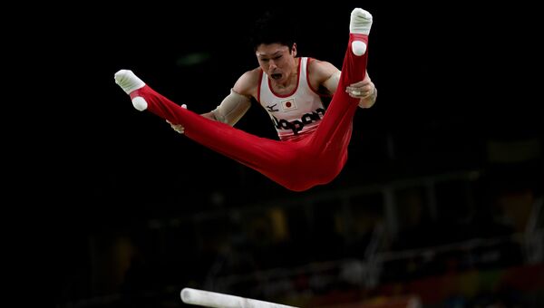 Японец Кохэй Утимура выполняет упражнения на брусьях на XXXI летних Олимпийских играх