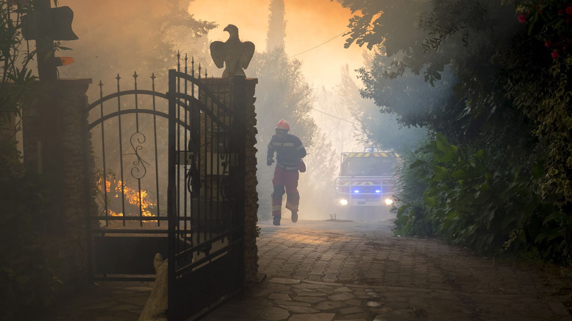 Пожарный во время тушения пожара недалеко от Марселя - РИА Новости, 1920, 09.04.2023