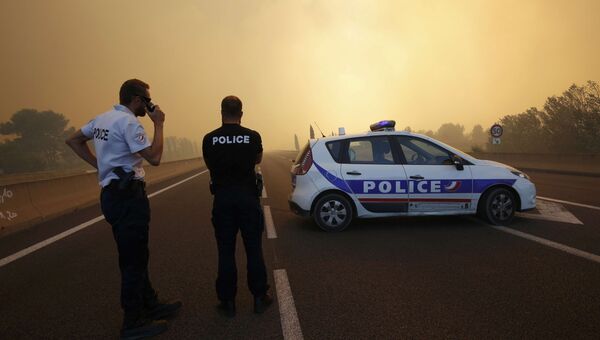 Французская полиция на контрольно-пропускном пункте во время лесных пожаров недалеко от Марселя