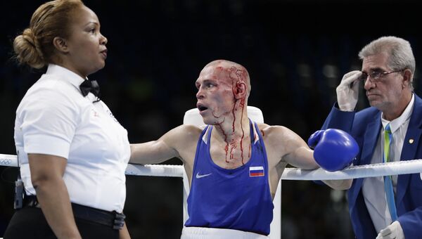 Российский боксер Владимир Никитин во время боя с представителем Вануату Бе Варавару на Олимпийских играх 2016
